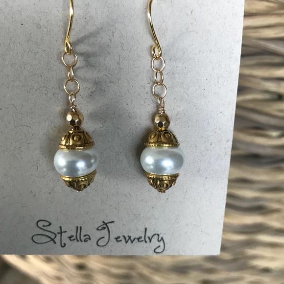 Baroque style gold tone cap faux pearl earrings - Picture 3 of 4